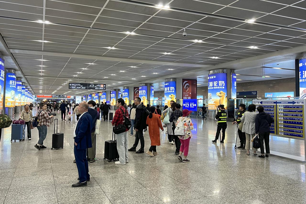 乌鲁木齐站内到达层，宽敞明亮的室内空间