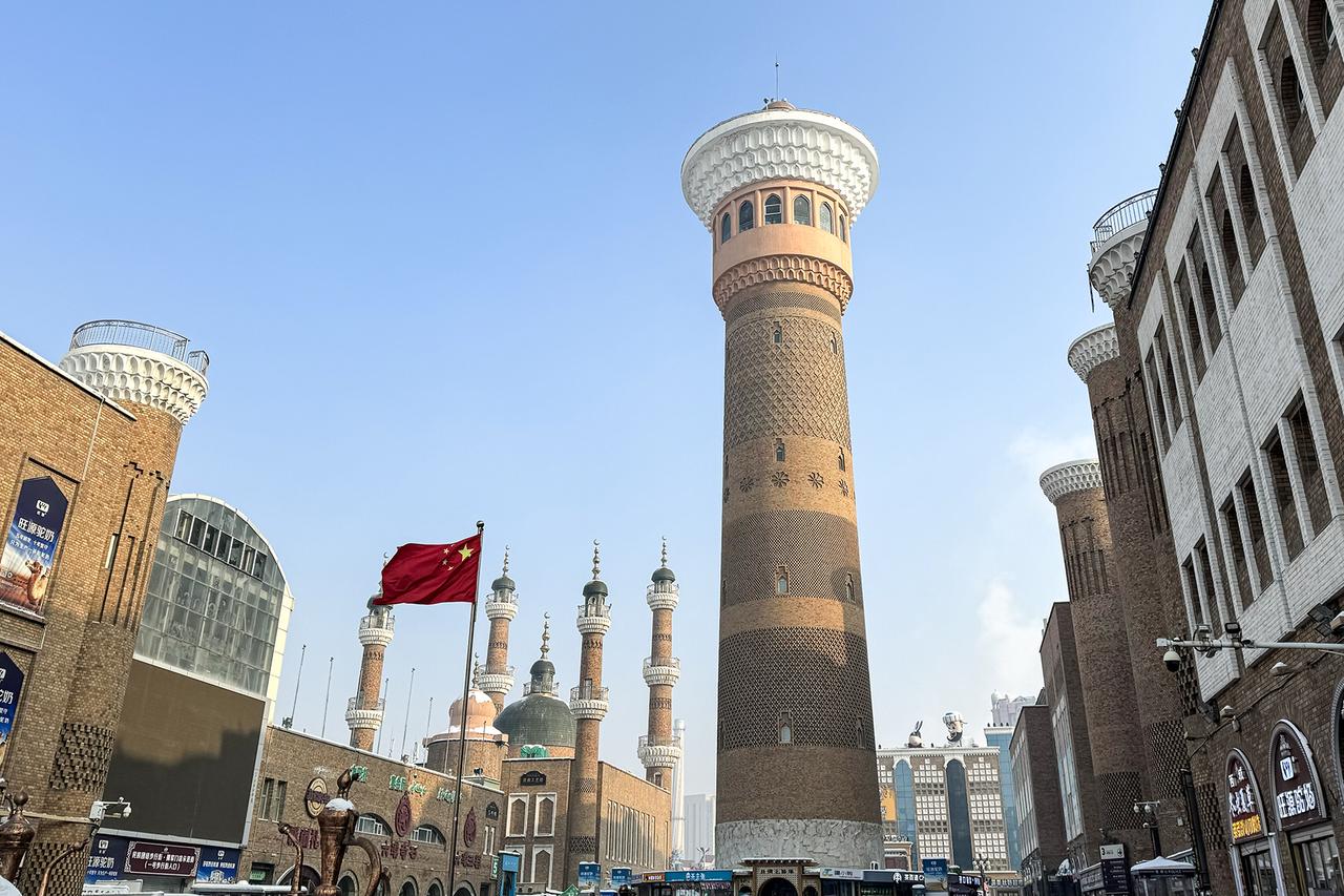 大巴扎建筑群砖红色立面与半圆拱窗