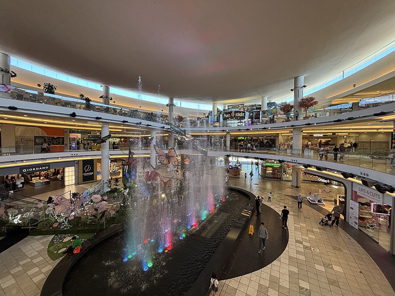 Aberdeen Centre 中庭音乐喷泉，喷泉周围是多层回廊和店铺开口