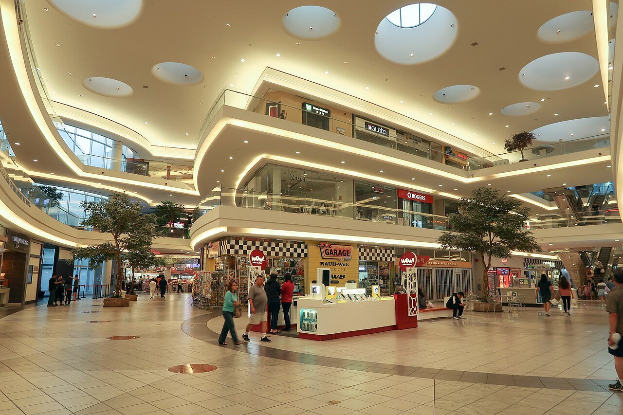 Aberdeen Centre 室内三层回廊和中空空间，店铺沿环廊布置
