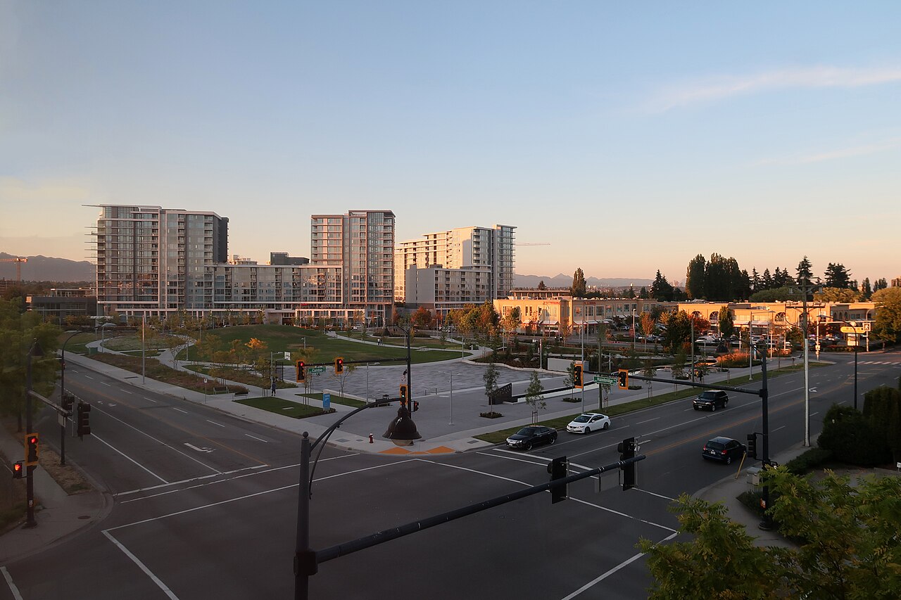 Richmond Golden Village 街区中的亚洲商场群，Aberdeen Centre 与周边商业设施共同形成 Hazelbridge Way 一带的中文商业环境