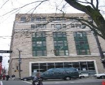 Hastings 立面，低层大门洞和上方窗列，转用后的商业入口嵌入原门洞框架内