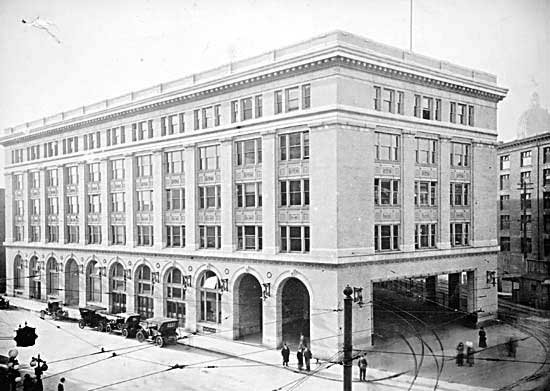 BC Electric Terminal 历史街角照片，低层大拱窗和六层砖楼体量清晰可见，Carrall 与 Hastings 街角位置