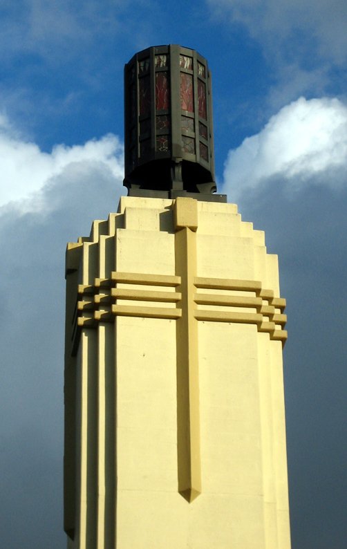 Burrard Street Bridge 塔顶火炬灯，Art Deco 几何灯具立在混凝土塔楼上