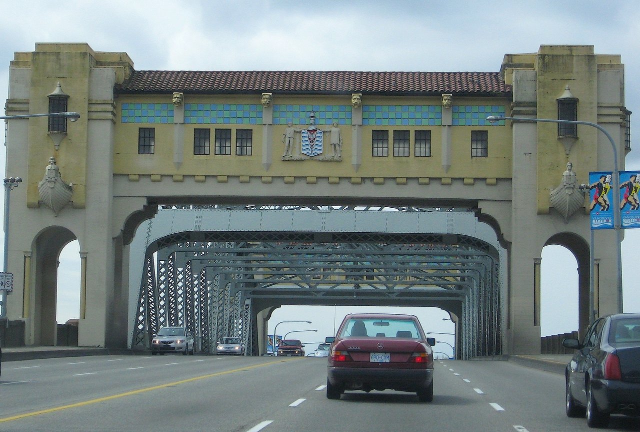 Burrard Bridge 东北引桥，装饰塔楼和廊架遮住中央钢桁架
