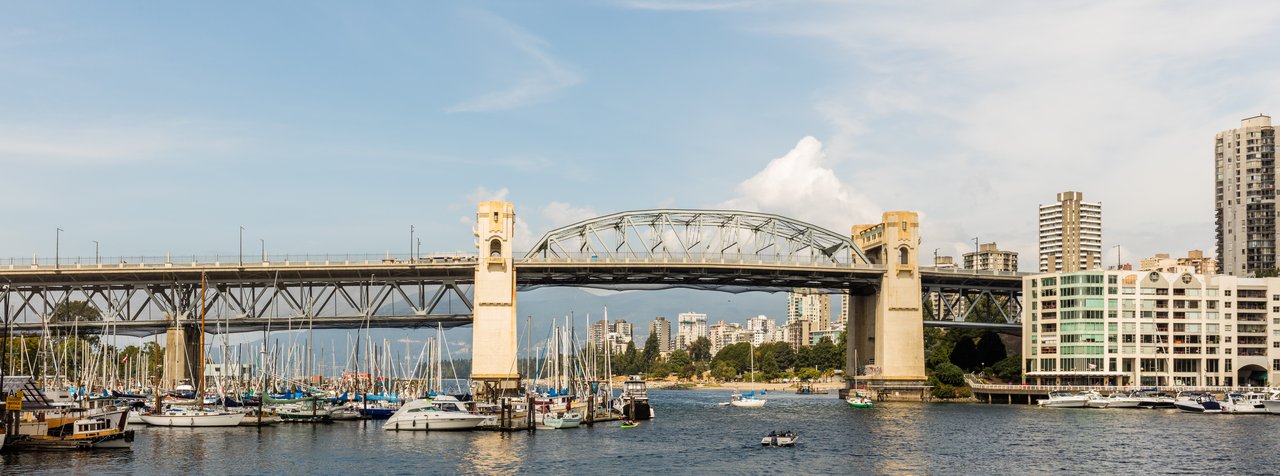Burrard Bridge 从 False Creek 上方看，Art Deco 塔楼和主跨钢桁架同时可见