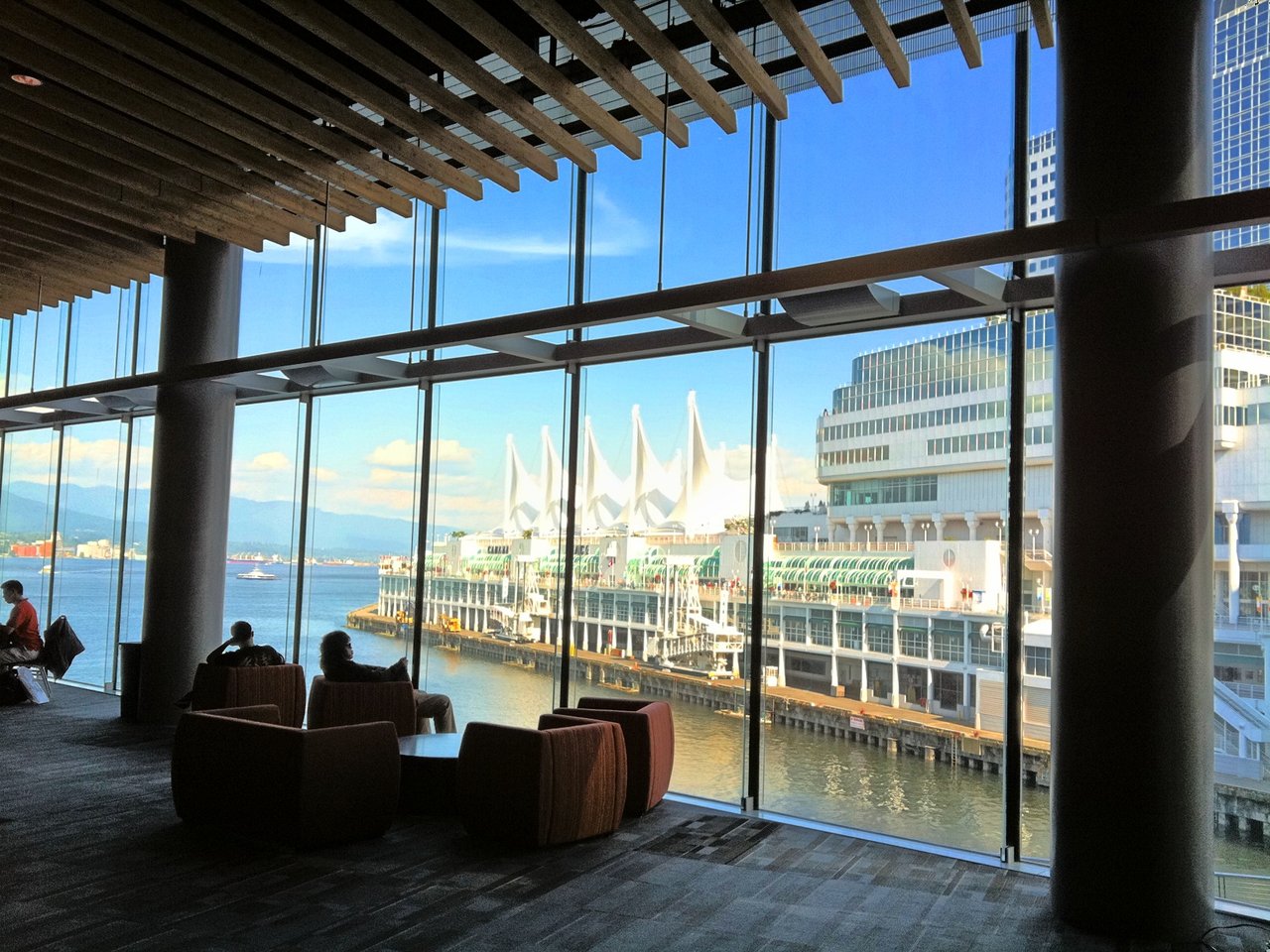Canada Place 的五片白色帆形屋顶，膜面由钢制桅杆和拉索结构撑开