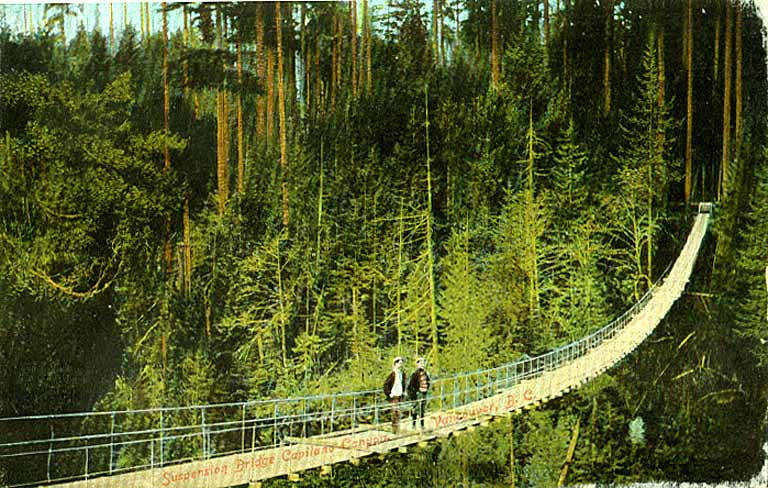 约 1905 年 Capilano Suspension Bridge 原貌：两人站在窄木面桥上，缆索纤细