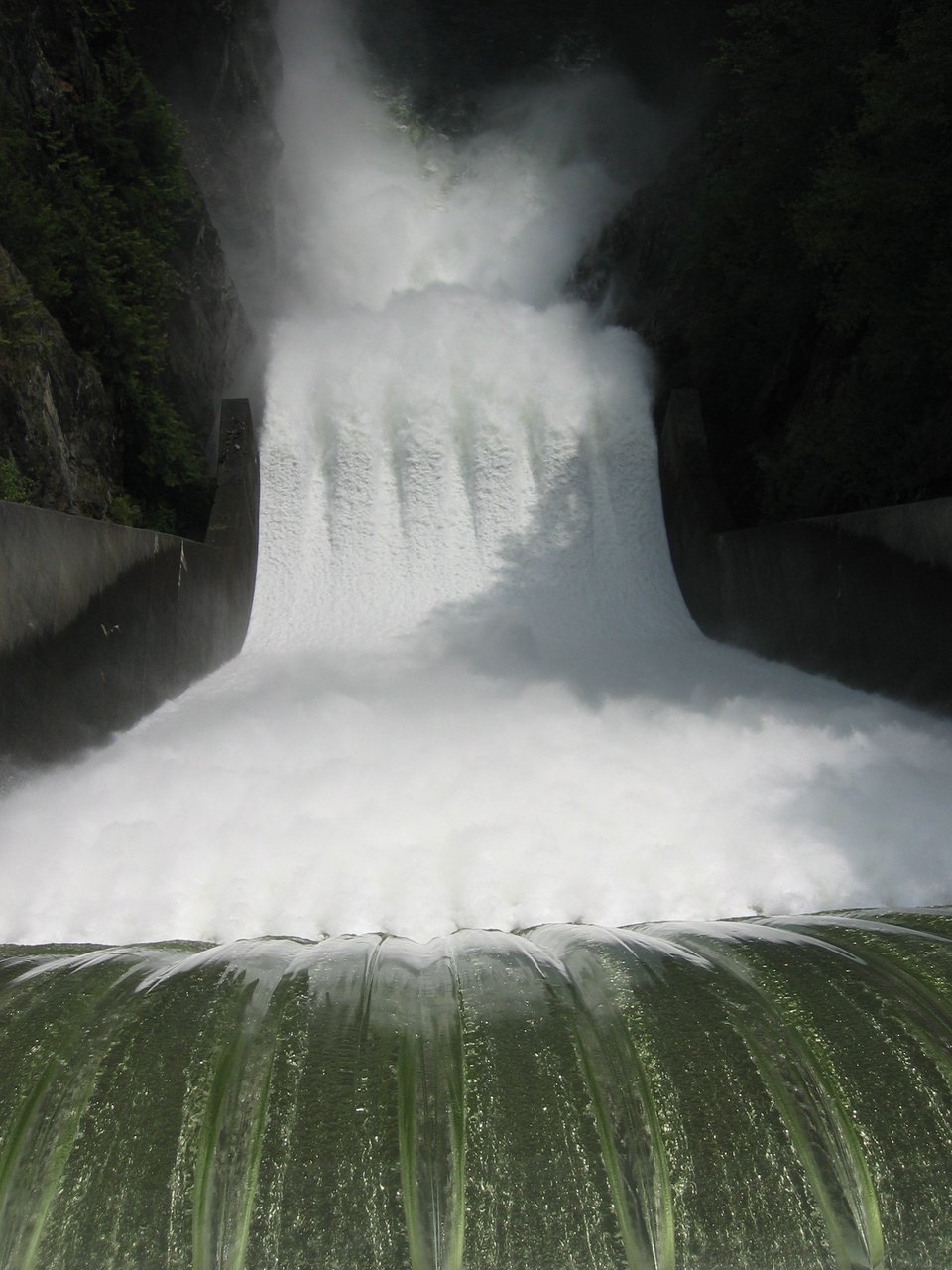 从 Cleveland Dam 坝顶向下看溢洪道与下游峡谷落差