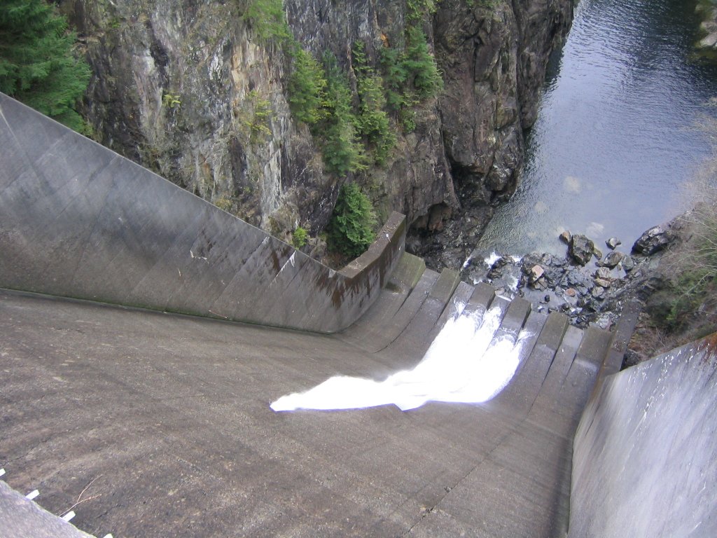Cleveland Dam 溢洪道混凝土槽与闸门方向，水从坝体释放后经此槽进入下游河道