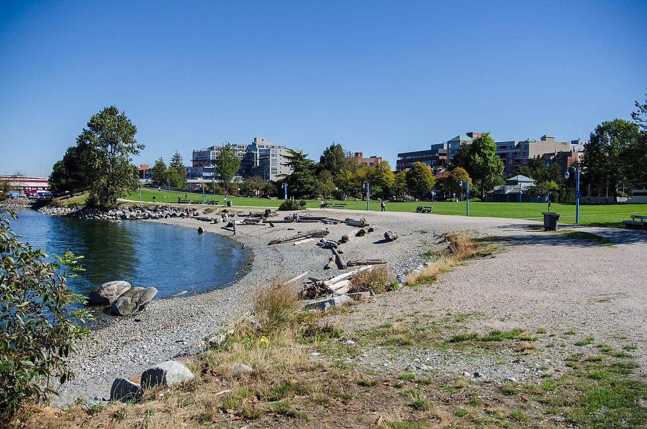 从 CRAB Park 望向北岸，Burrard Inlet 水面横在中间，对岸是北温哥华山脚