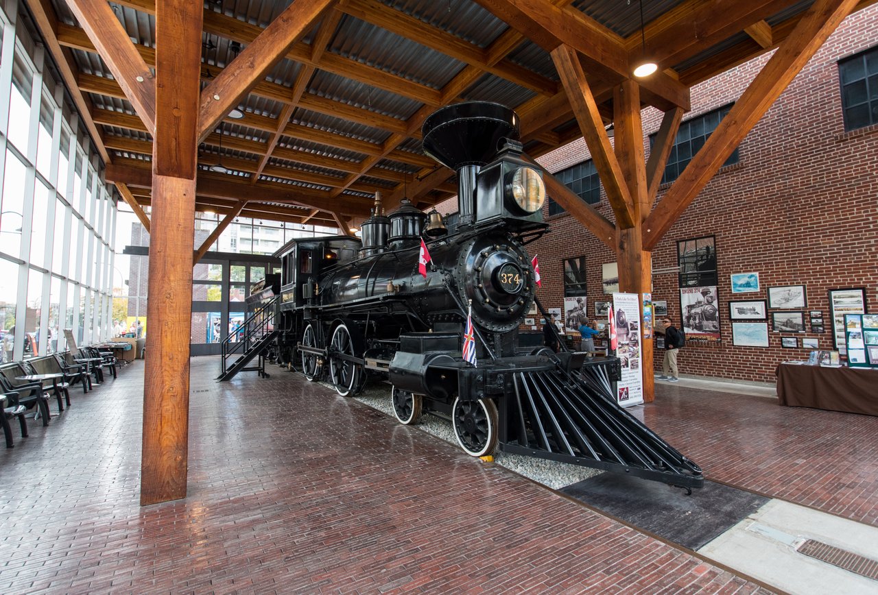 Engine 374 蒸汽机车，黑色铸铁车体，4-4-0 轮式，锅炉正面可见 1886 年铸造标记