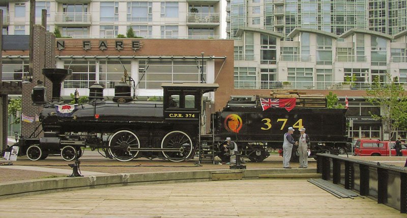 Engine 374 停在 Roundhouse 广场上的黑色钢铁轮廓