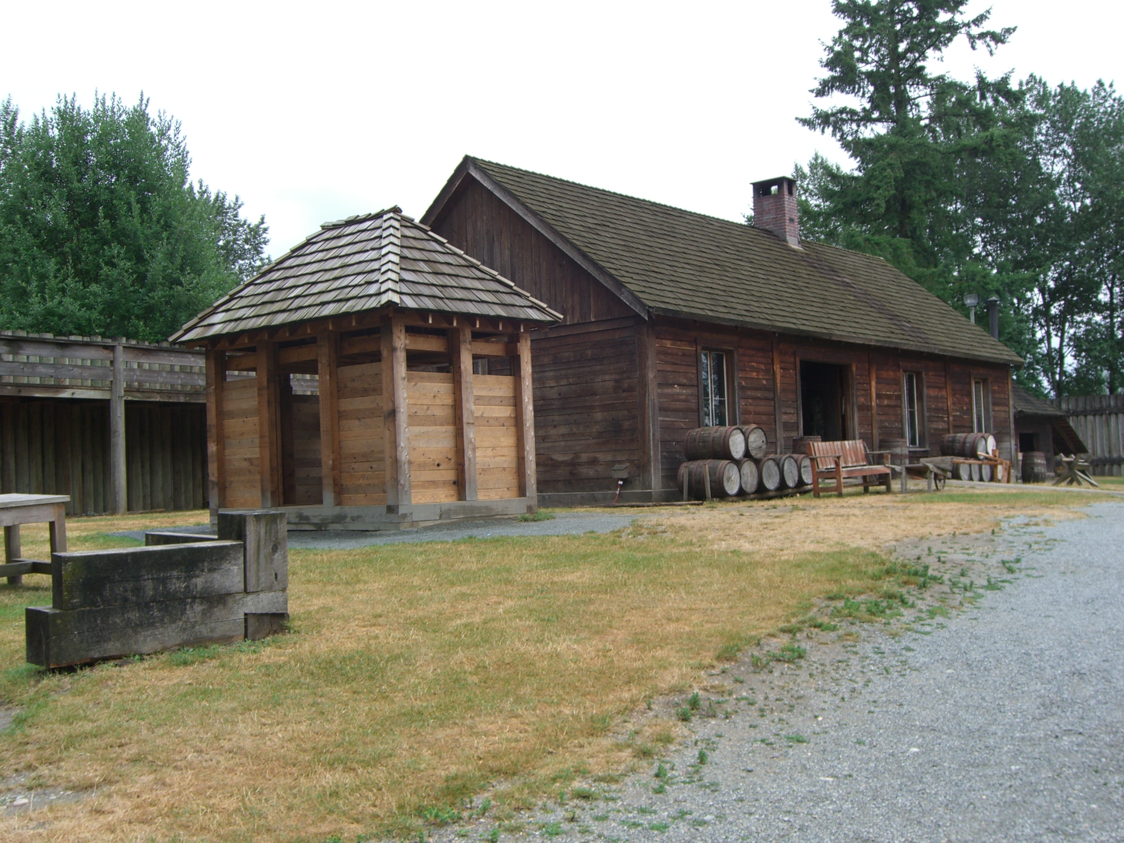 Fort Langley 木栅围院内景，历史木建筑和木桶沿木栅墙排列