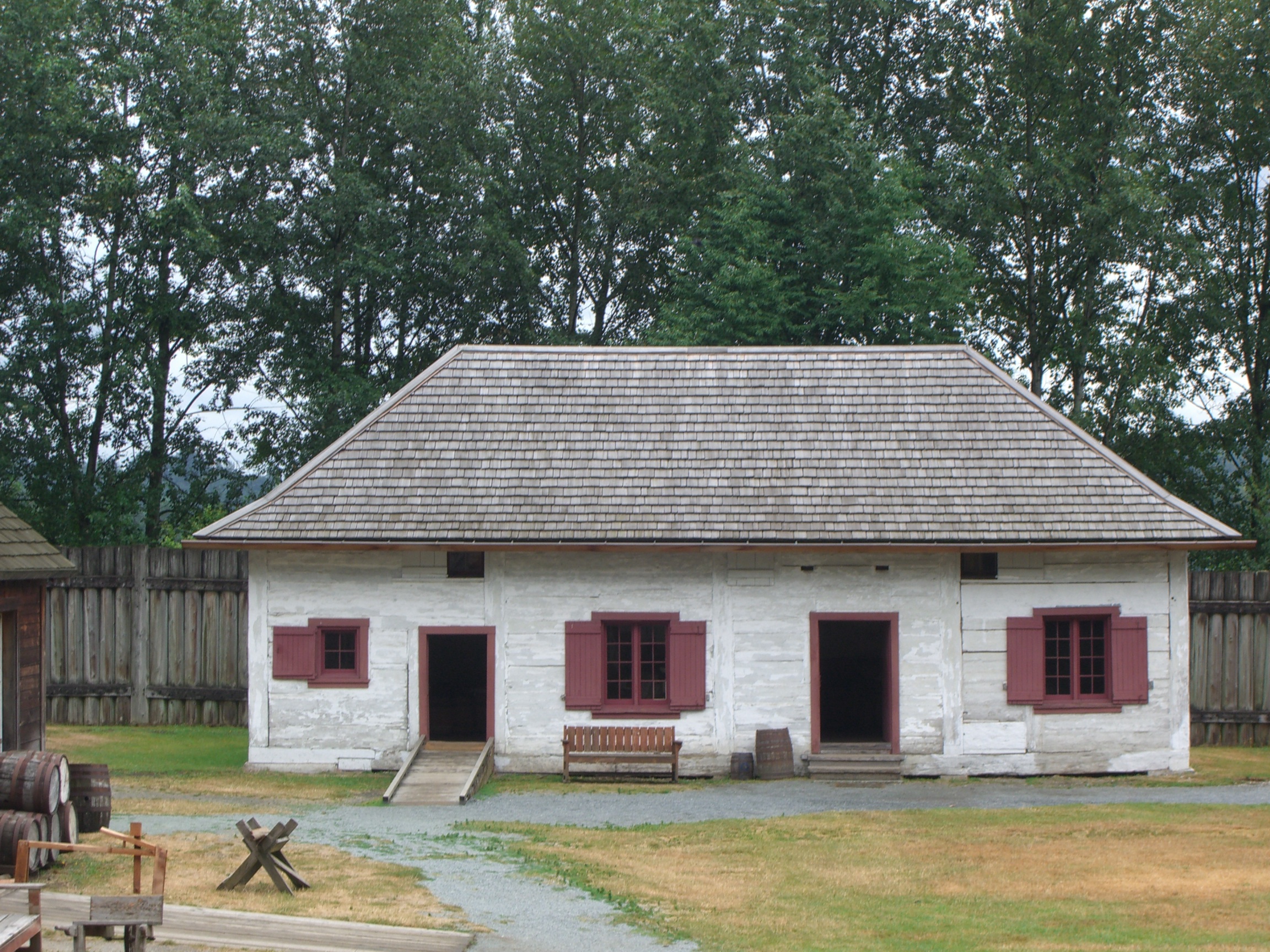 Storehouse 外观，半层坡顶木屋，1840 年代原物