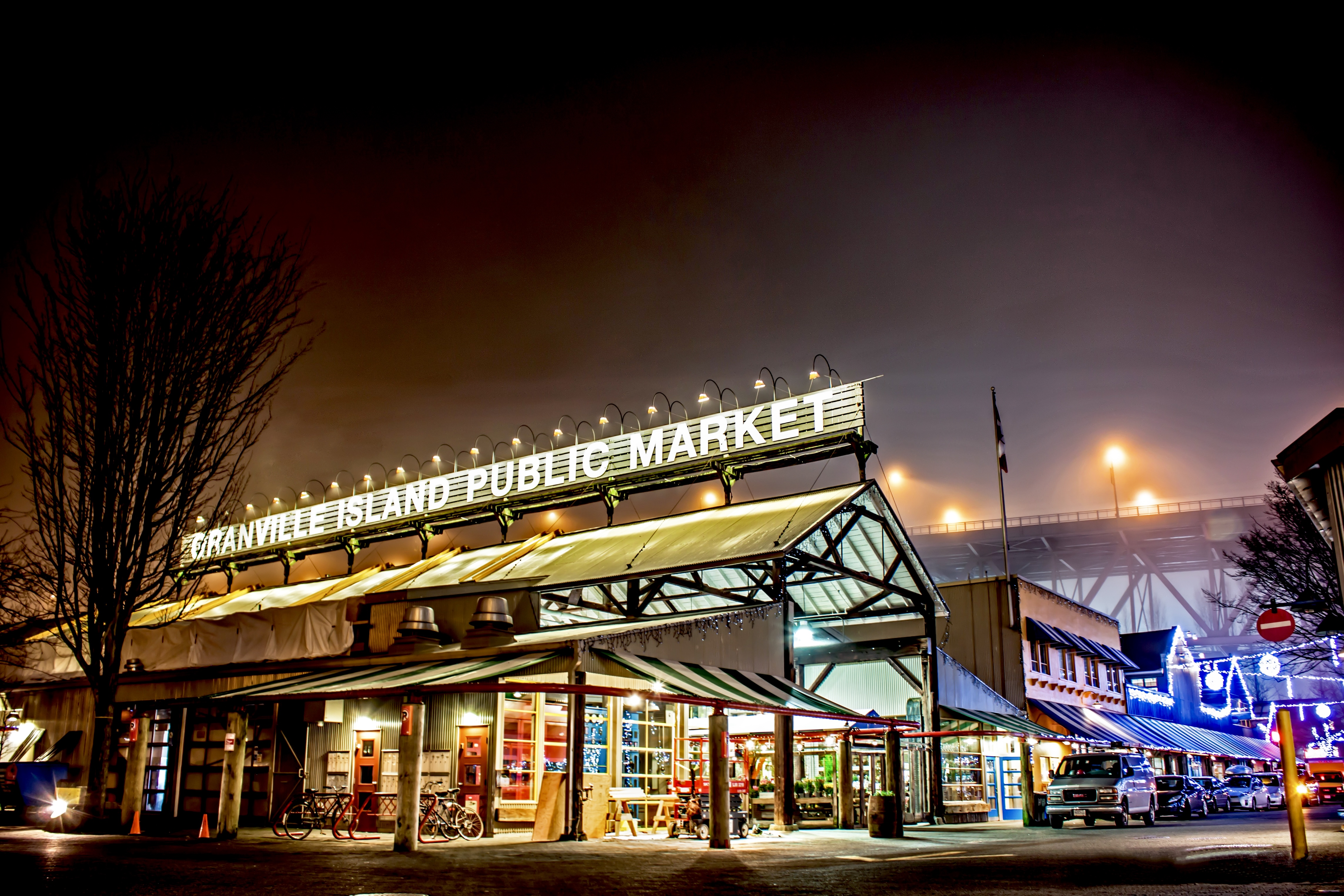 Granville Island Public Market 外观，原工业厂房改造的公共市场，铁皮屋顶和工业门窗线框保留可见