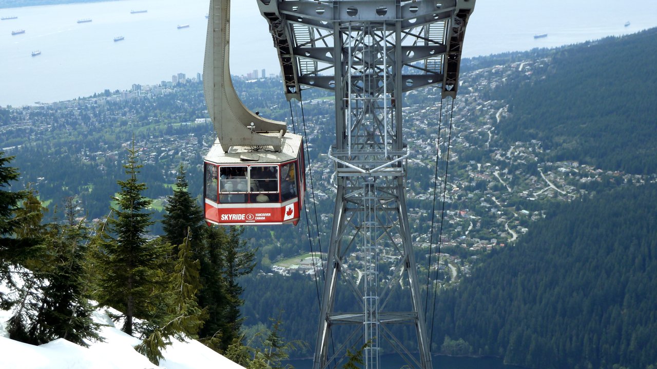 Skyride 缆车厢悬挂在线缆上，把山脚和山顶之间的垂直落差转化为收费交通服务