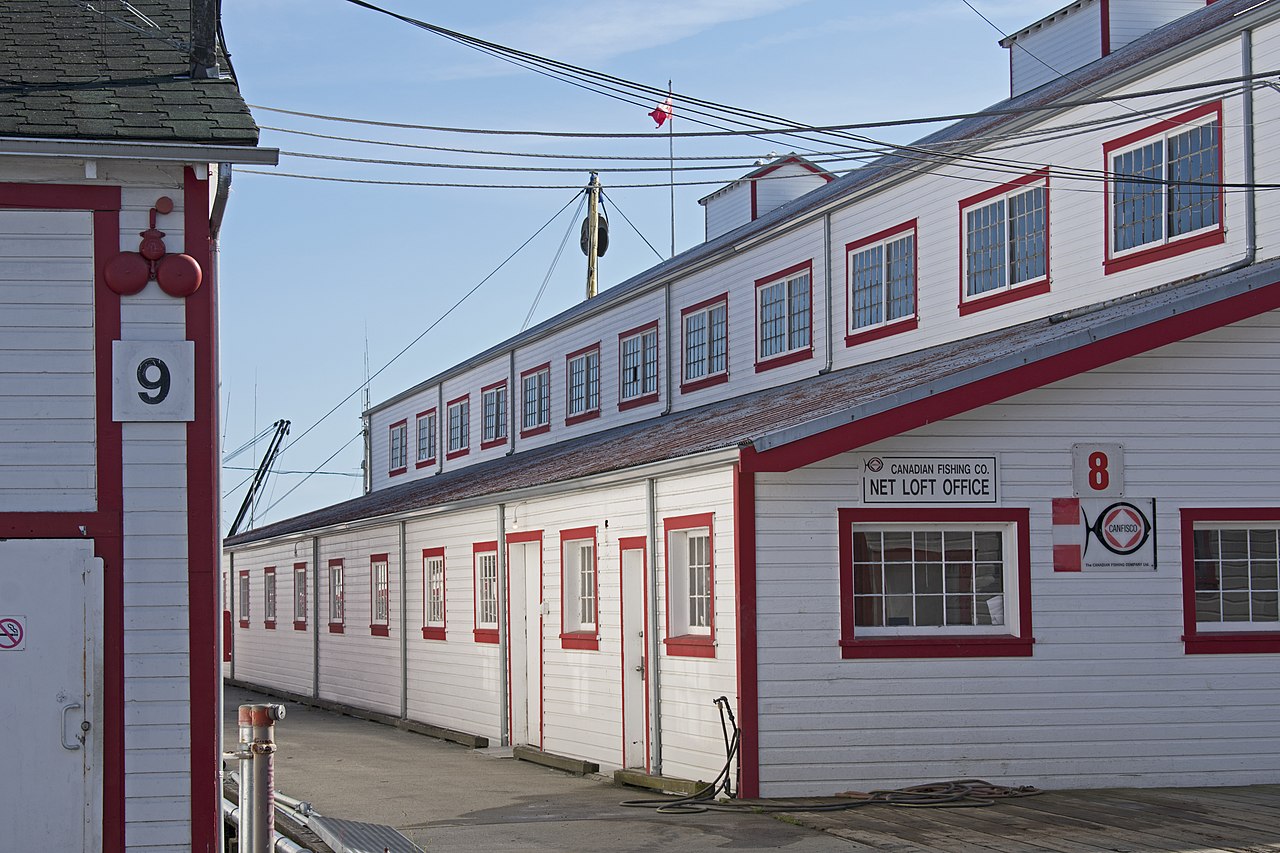 Gulf of Georgia Cannery 从水面方向看，可见建筑直接建在桩基上，码头渔船停靠