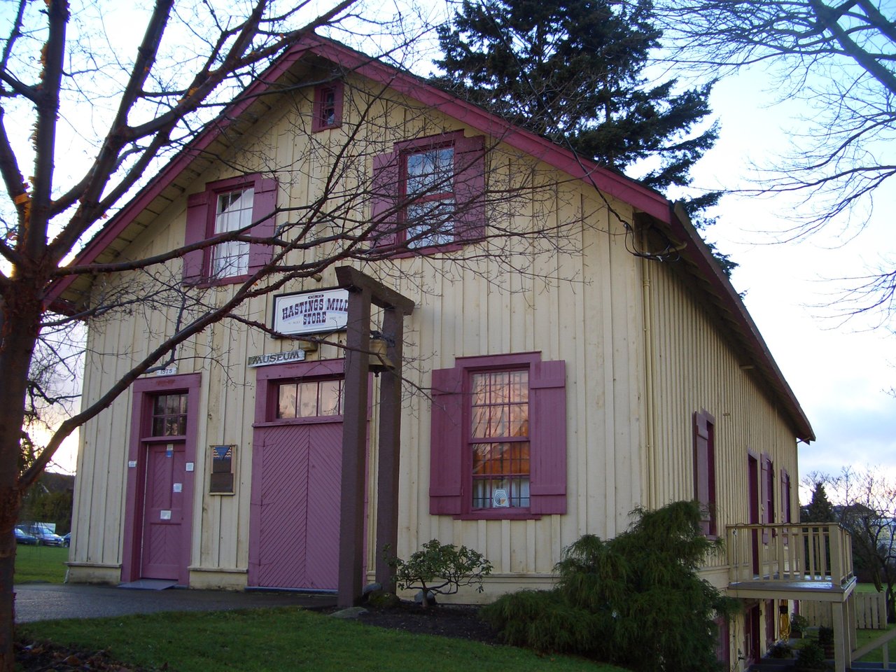 Hastings Mill Store Museum 外观，两层木结构清水外墙建筑，位于 Pioneer Park