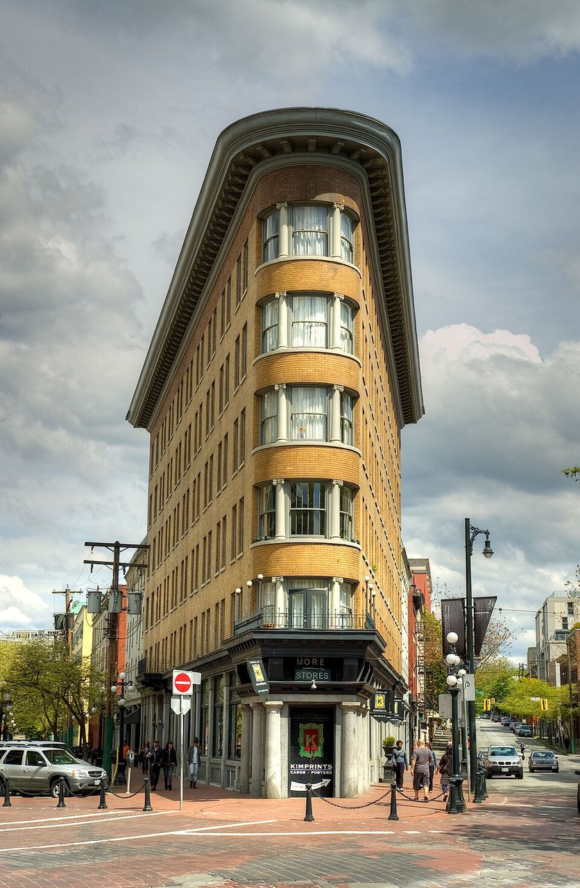 从 Alexander Street 方向看 Hotel Europe 窄端，六层竖向体量从街道交汇的锐角向后展开