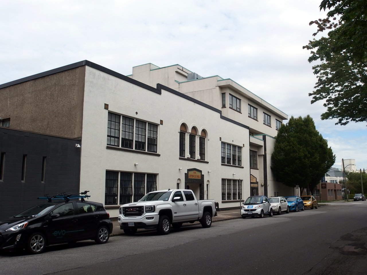 Vancouver Japanese Language School and Hall 立面，浅色三层建筑，三开间构图