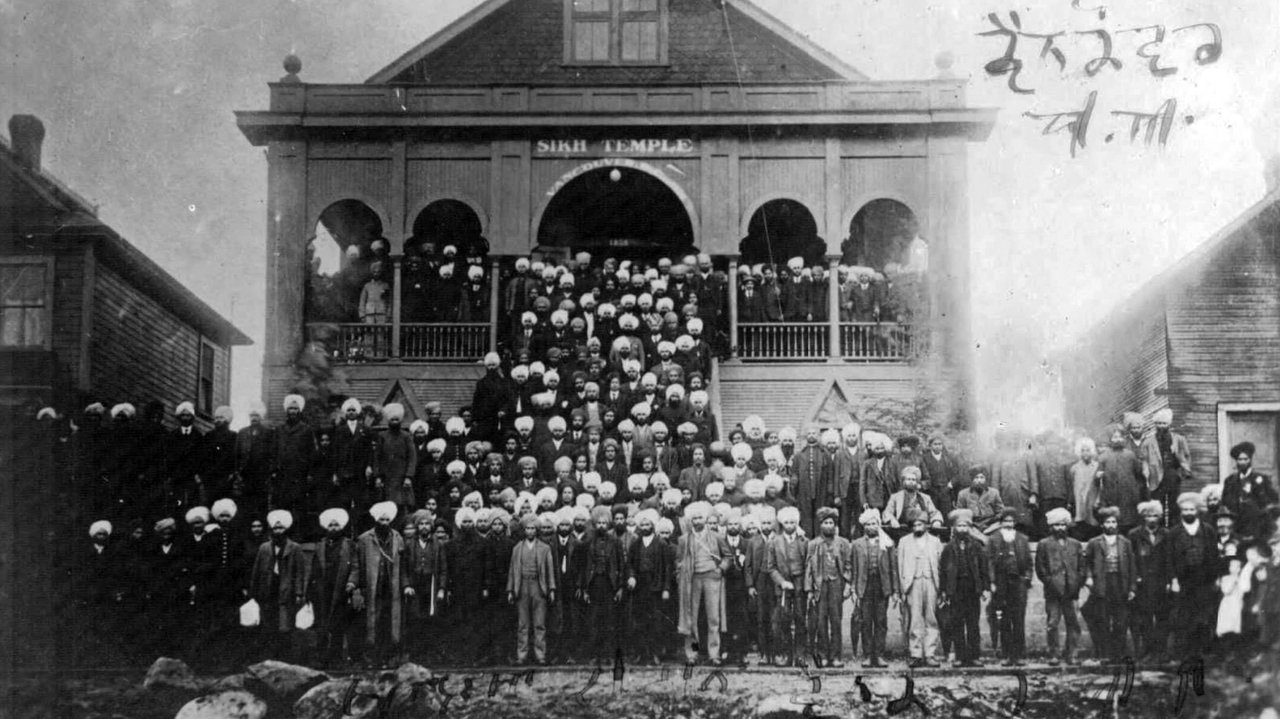 1908 年 Second Avenue gurdwara 前的锡克社区成员合影（约 1910 年）