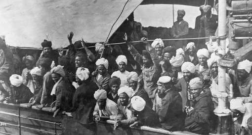 1914 年 Komagata Maru 号上的乘客群像，男女乘客站在船舷和甲板上