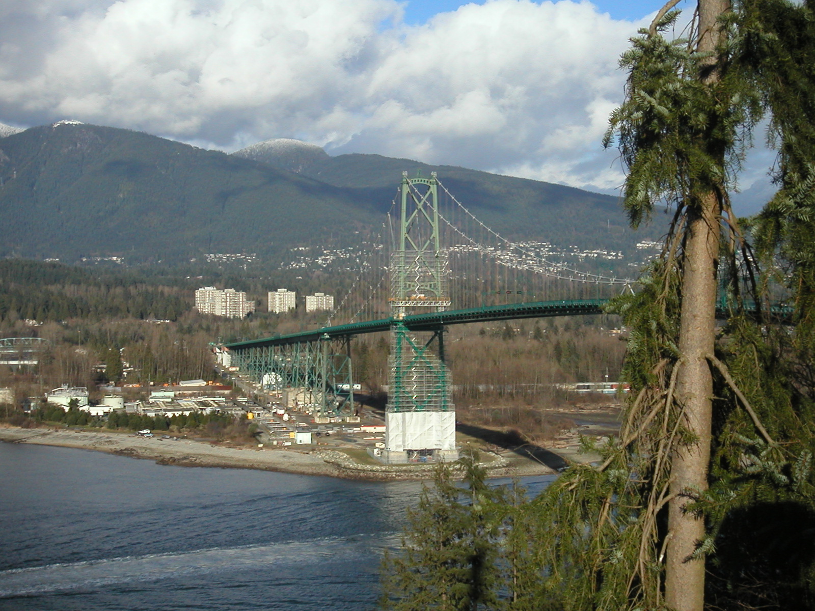 当代的 Lions Gate Bridge 全景，从 Stanley Park 方向向南岸看