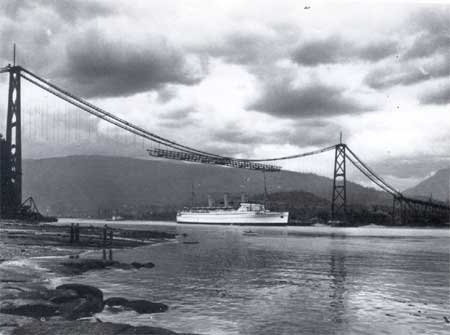 1938 年刚通车的 Lions Gate Bridge，车流停留在北端收费亭前