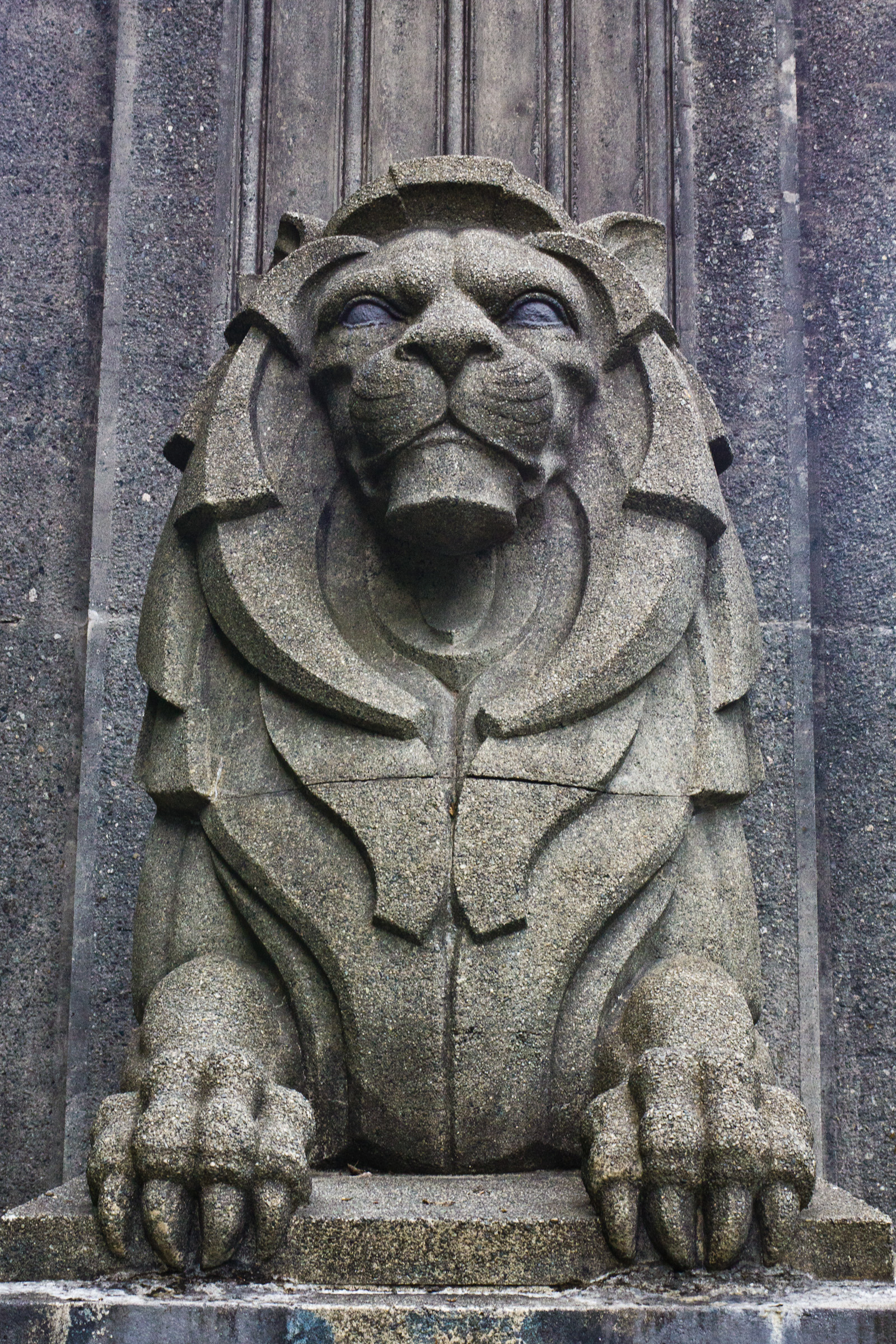 Charles Marega 浇铸的混凝土狮像，表面纹理可见