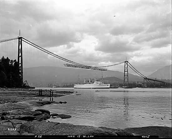 Lions Gate Bridge 建造中，远洋邮轮 Empress of Japan II 正从桥下驶过