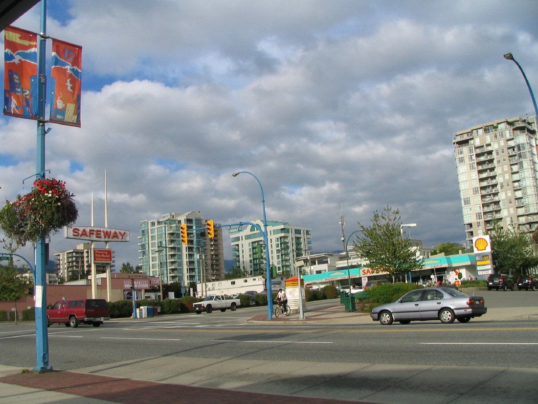 Lonsdale 与 13th Street 路口的街面，低层商业建筑和步行环境构成 Central Lonsdale 主街特征