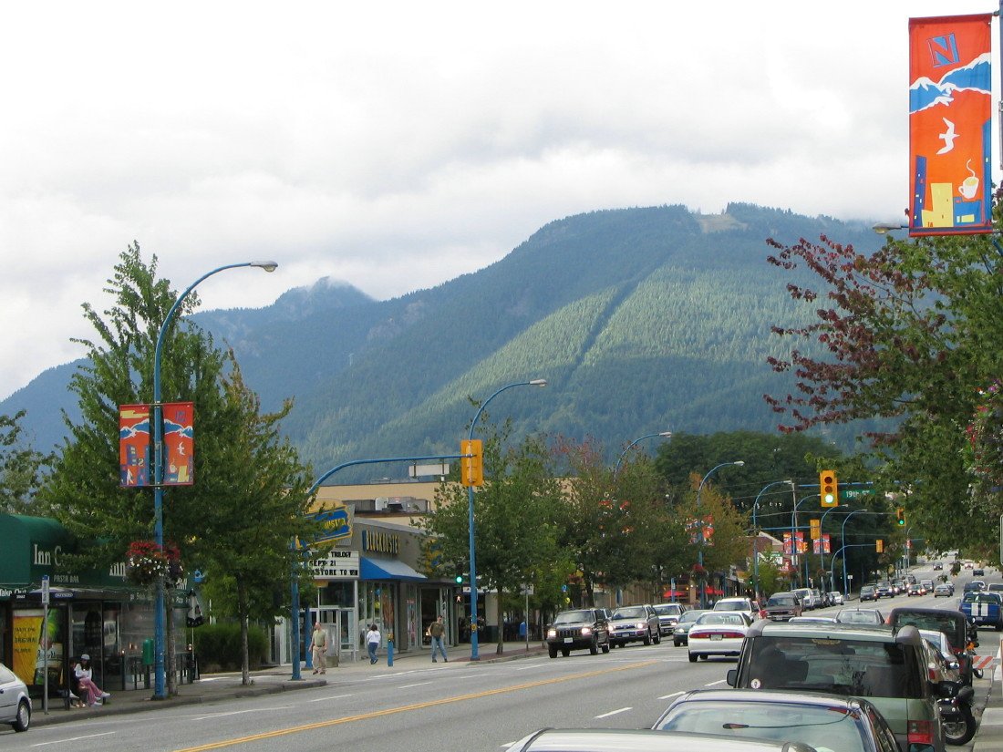 Lonsdale Avenue 向北望向 Grouse Mountain 的街景，坡道与山体同框