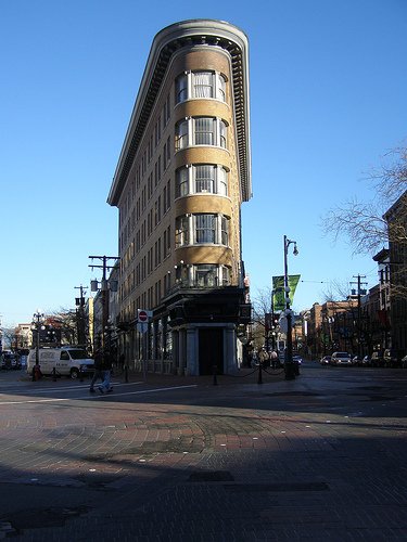 Hotel Europe 六层三角形熨斗楼，建在 Powell 与 Alexander 不规则相交的楔形地块上