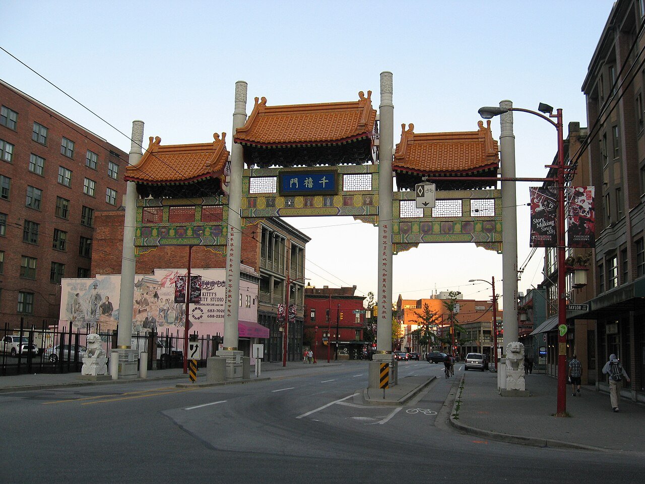 Millennium Gate 横跨 West Pender Street，四柱三门把 Taylor Street 这个西端边界变成可见入口