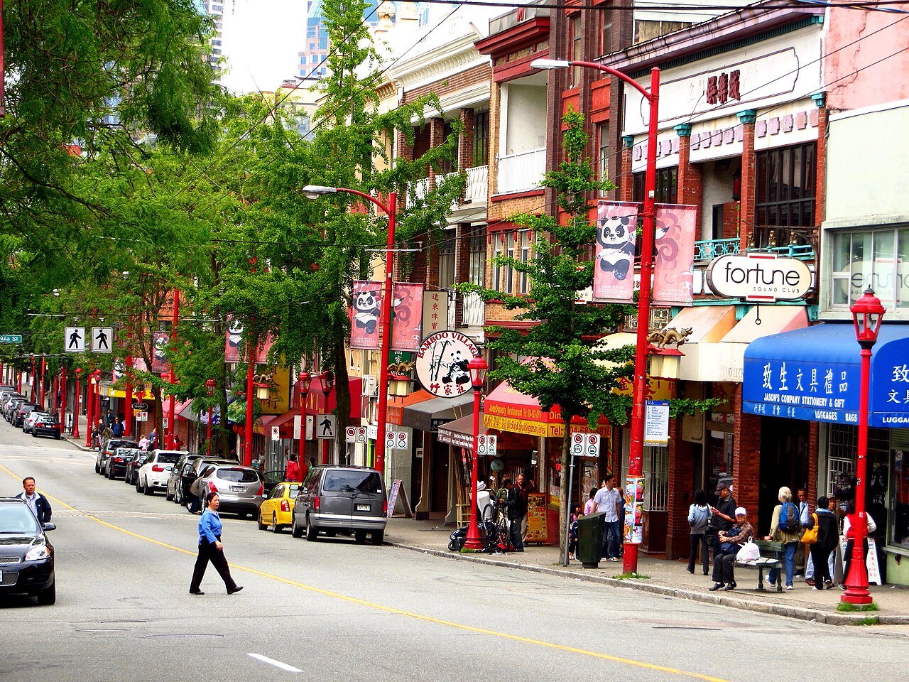Vancouver Chinatown 街景，Pender Street 一带两到四层建筑紧贴街线，展示国家历史区的街道形态