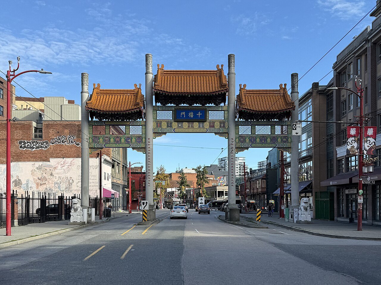 2025 年 Millennium Gate 现状，橙色屋顶和四柱三门仍横跨 West Pender Street