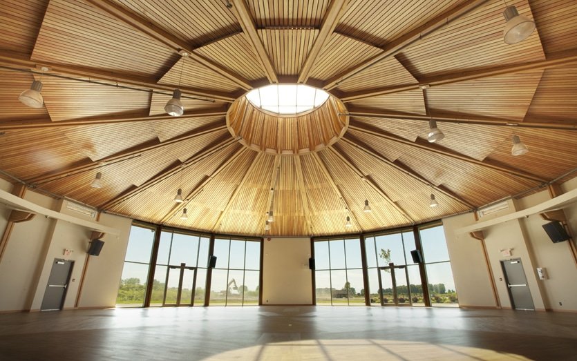 Musqueam Cultural Centre 外部，编织雪松帽形制的屋顶