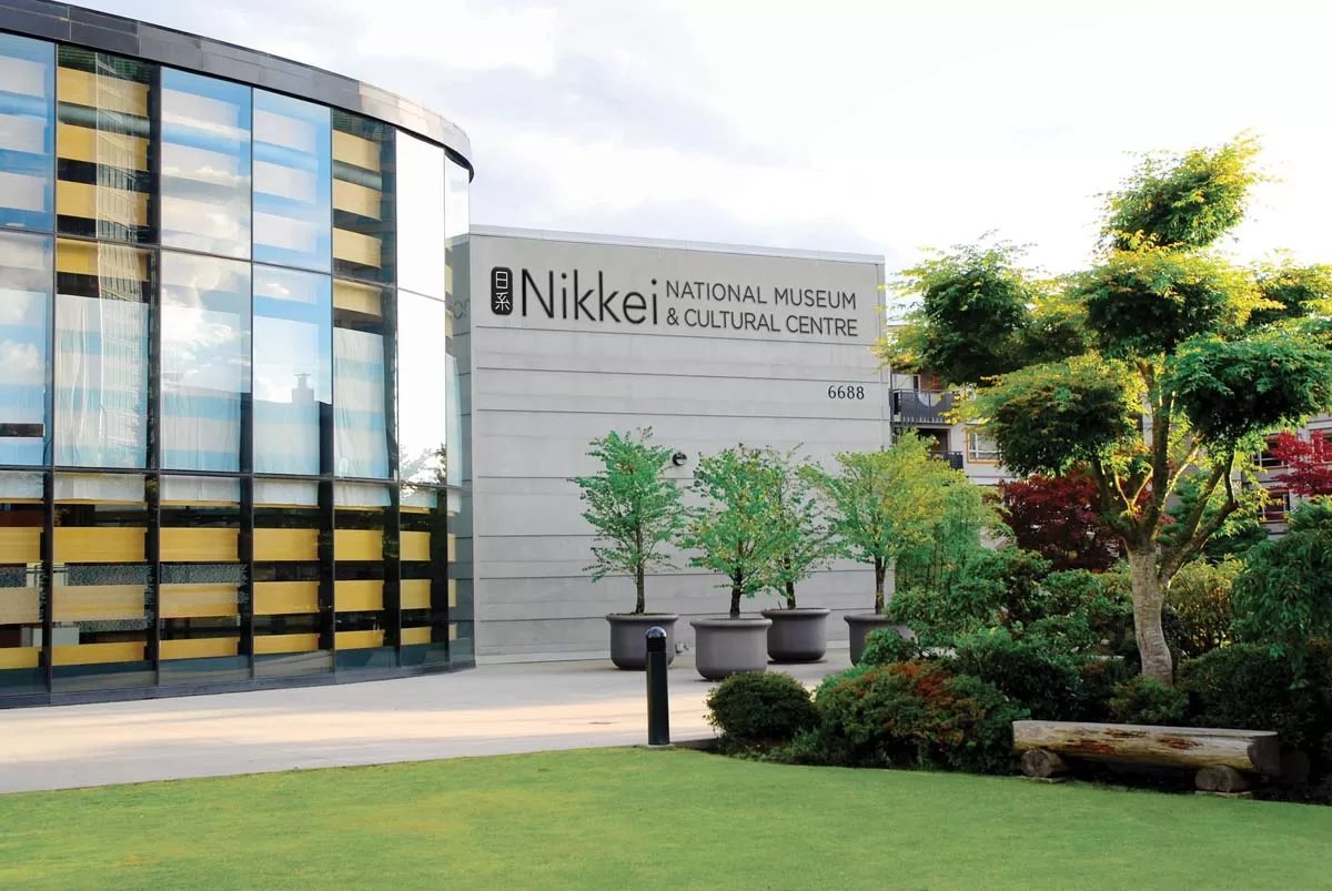 Nikkei National Museum & Cultural Centre 弧形玻璃入口和正门立面，位于 6688 Southoaks Crescent，Burnaby