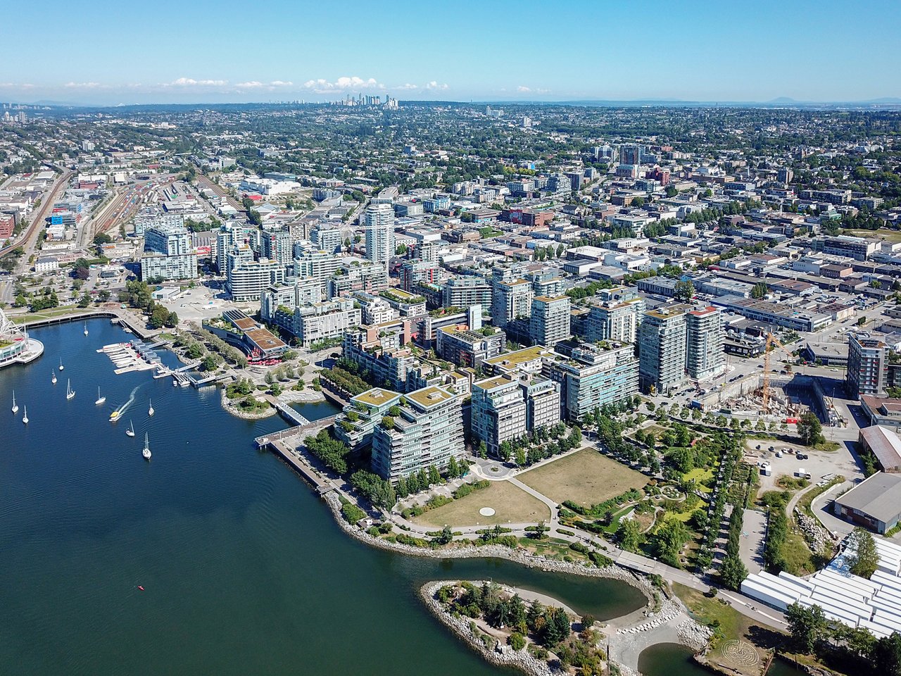 Olympic Village 鸟瞰：False Creek 南岸约 80 英亩的预制混凝土板+玻璃社区