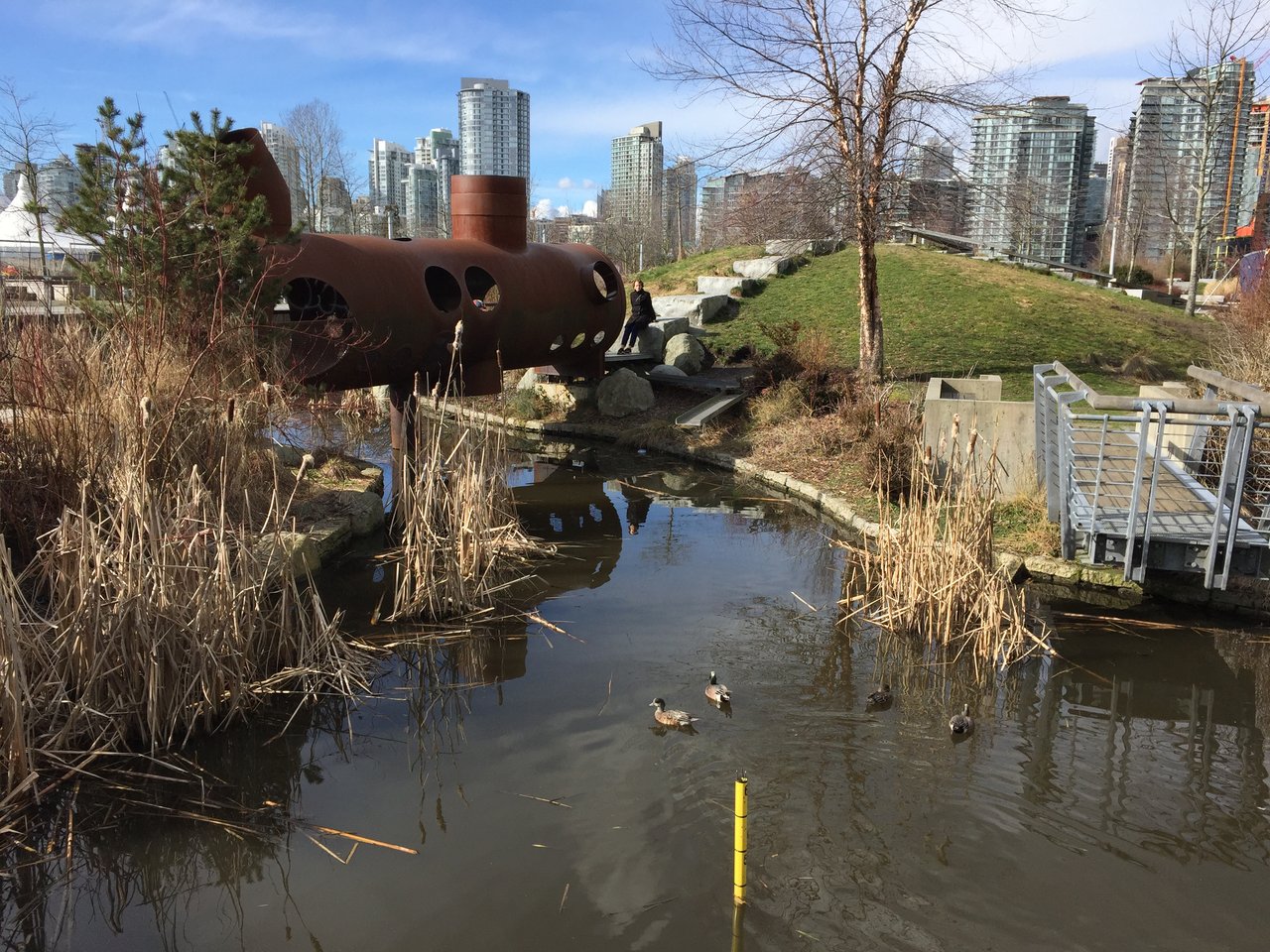 Hinge Park 雨水处理湿地公园：梯级湿地净化后回流 False Creek