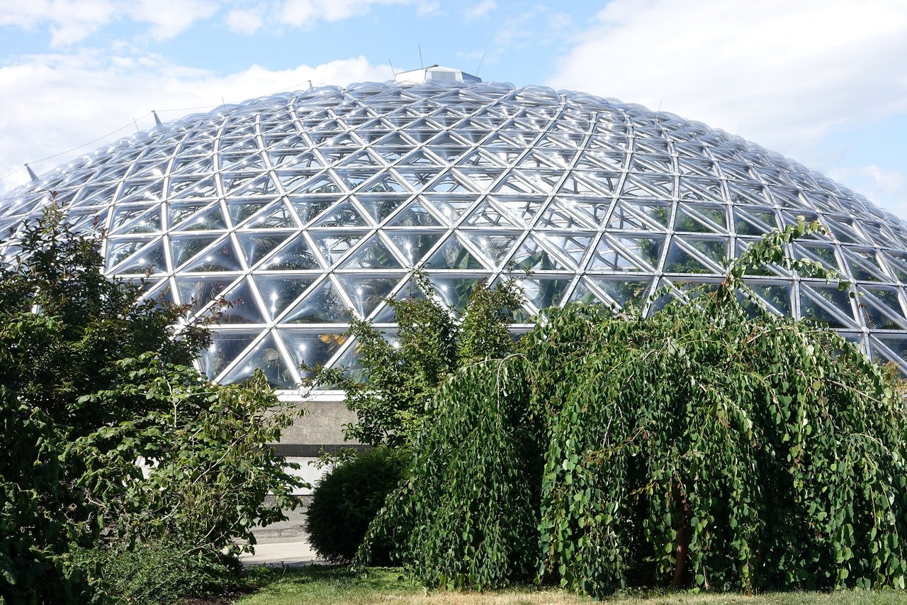Bloedel Conservatory 穹顶结构近景，铝管节点和亚克力面板的连接方式清晰可见