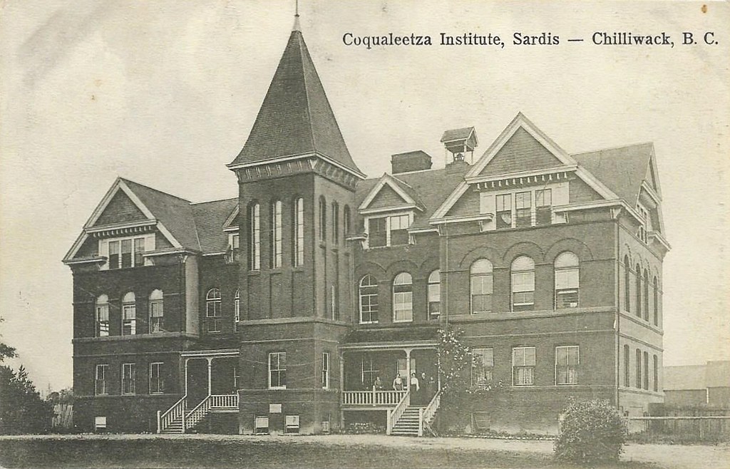 Coqualeetza Institute 历史照片：Hart 祖父就读的寄宿学校原貌，柱身中段建筑雕刻的模型来源