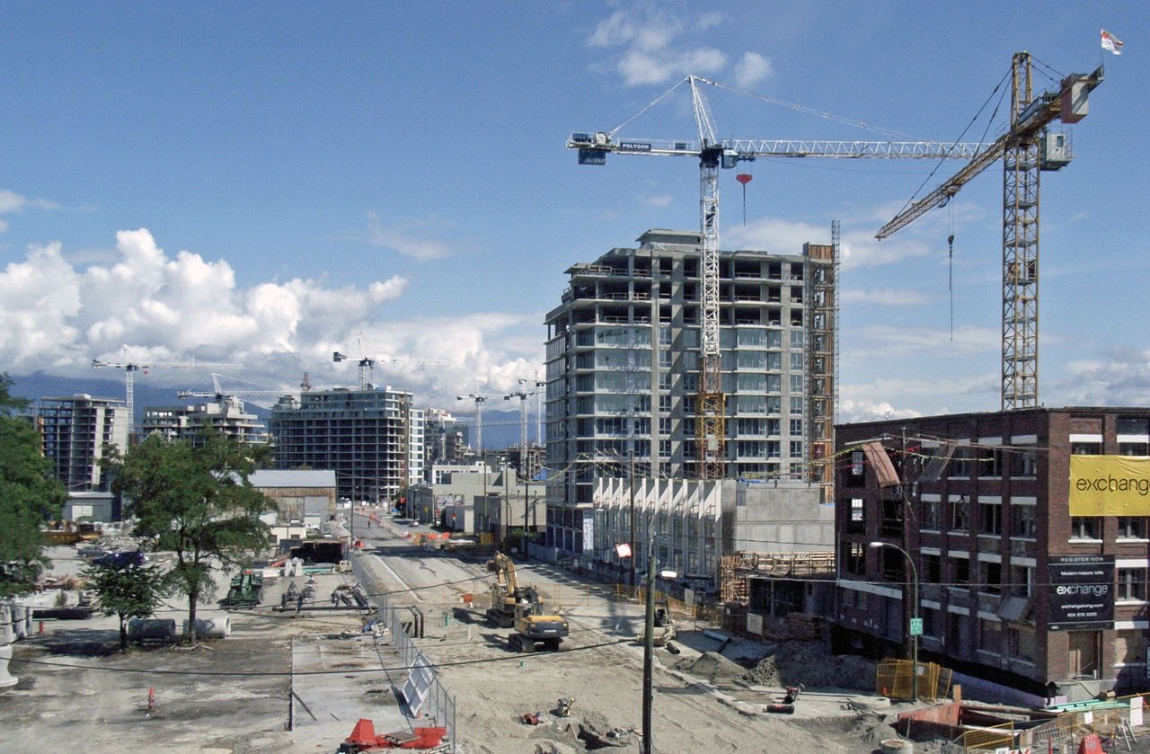Southeast False Creek 建设期视角，奥运村片区正在从工业海岸改写为住宅和公共空间