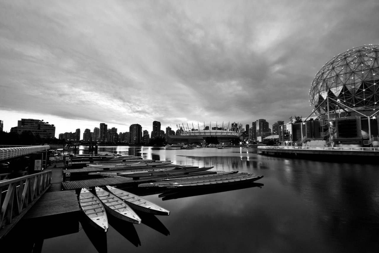 Southeast False Creek 当代视角，Salt Building 所在的奥运村片区已经被住宅、街道和海堤步道重新组织