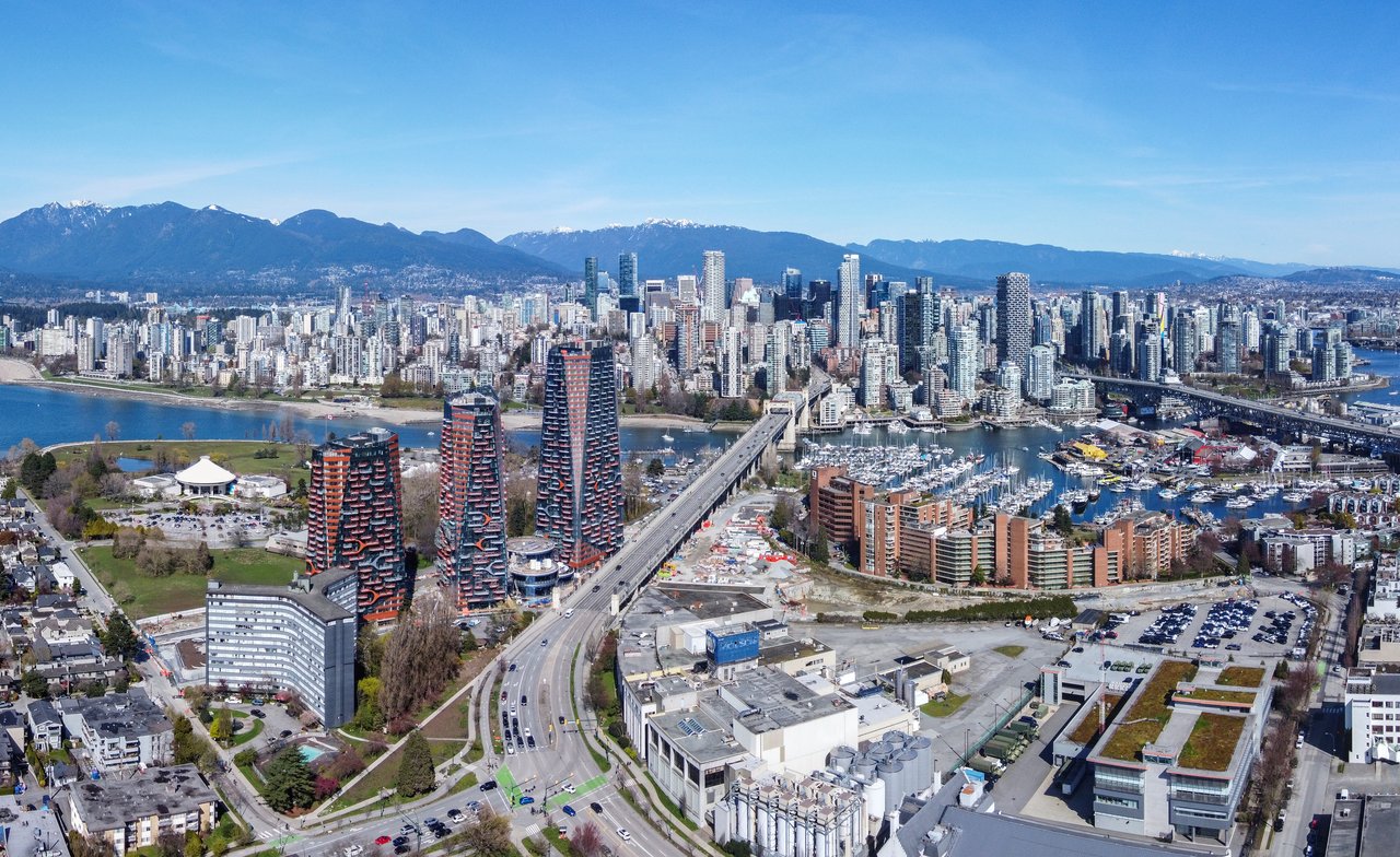 Sen̓áḵw 2026 年 4 月鸟瞰，Phase One 三栋塔楼封顶后的全貌