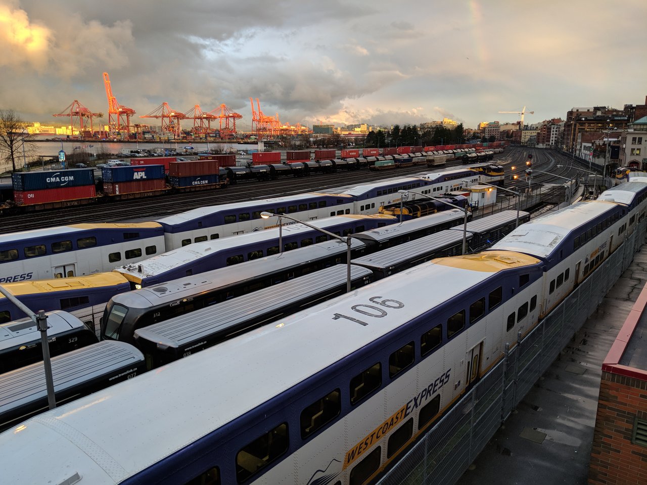 Waterfront Station 多系统换乘环境，SkyTrain 站台位于旧 CPR 客站建筑内，与 SeaBus、West Coast Express 共享枢纽