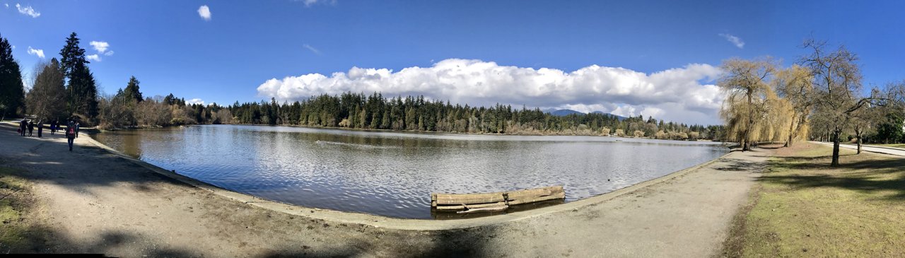 Lost Lagoon 湖体与 Jubilee Fountain，1916 年人工切断潮汐后的淡水湖
