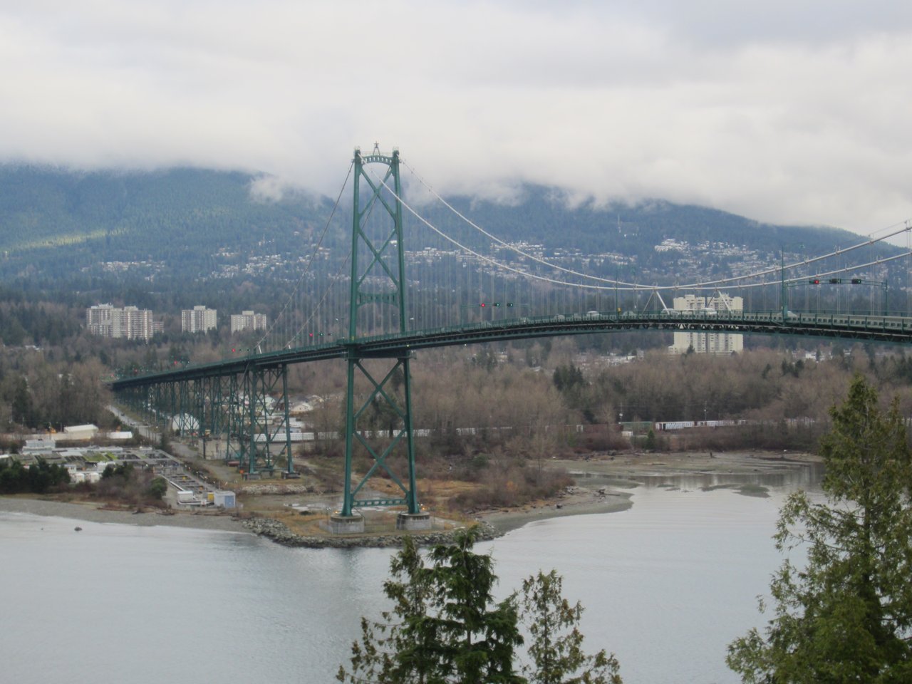 从 Prospect Point 俯瞰 Lions Gate Bridge 和 West Vancouver 山坡住宅区