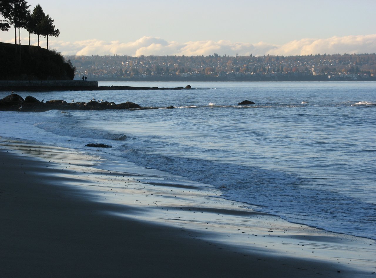 Stanley Park Seawall 石砌海堤，大块花岗岩按潮位线砌筑，手工石匠的接缝宽度可见